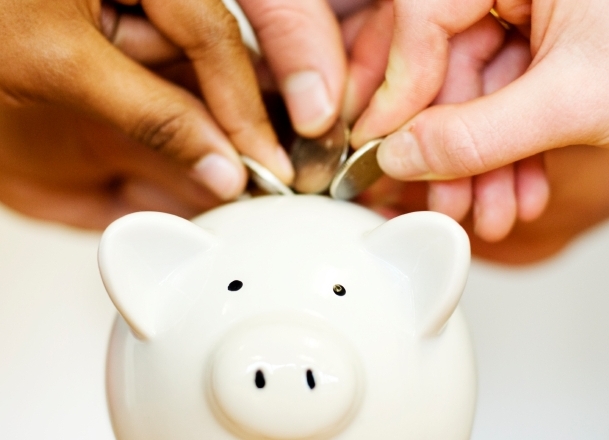 Romanians&rsquo; savings capacity remains under pressure as living costs rise &ndash; survey